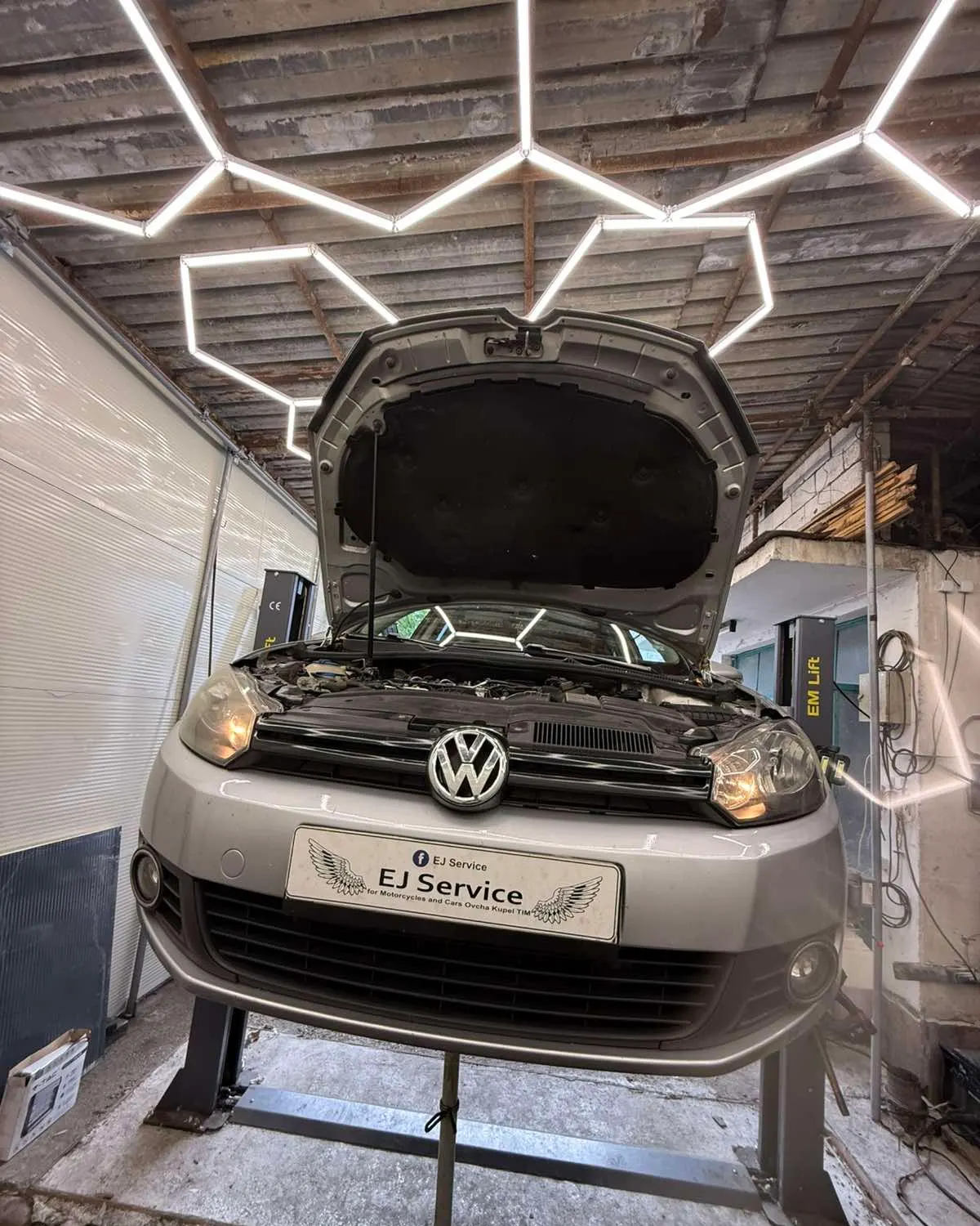 VW Golf на подемника, диагностика под капака